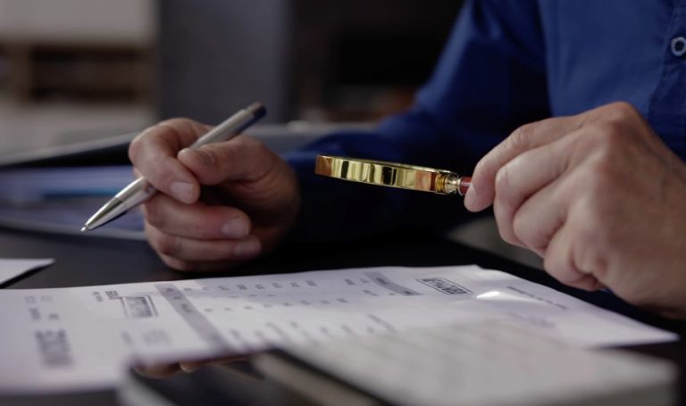 Detective Investigando